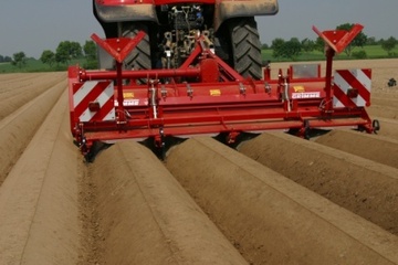 Mechanizuota bulvių auginimo technologija „Grimme“ rotacinis kaupikas GF 400 darbo metu.