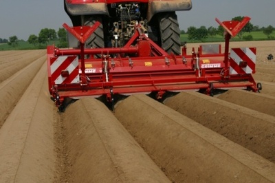 Mechanizuota bulvių auginimo technologija „Grimme“ rotacinis kaupikas GF 400 darbo metu.