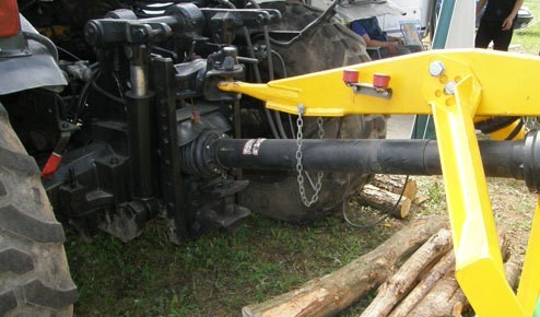Traktoriaus varomas medienos smulkintuvas