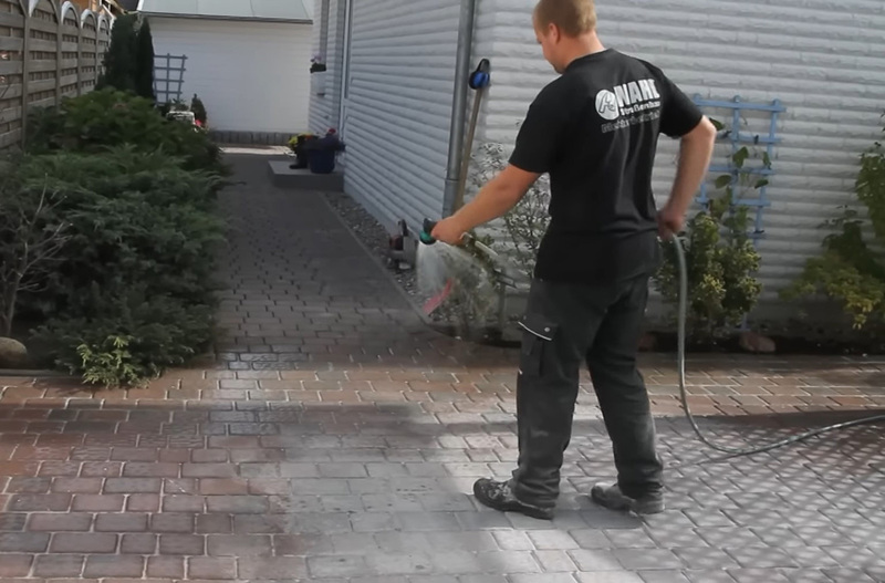 Kaip išnaikinti žoles iš trinkelių tarpų