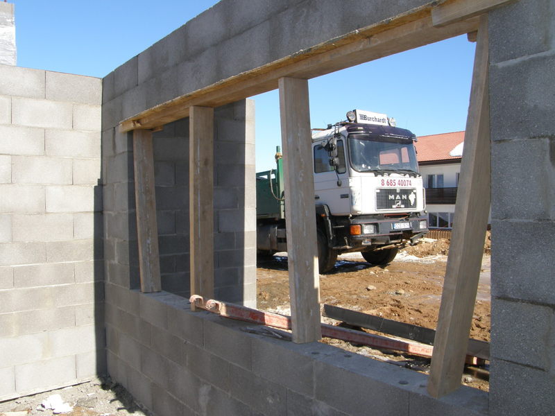 Betoninių blokelių sienos langų išramstymas