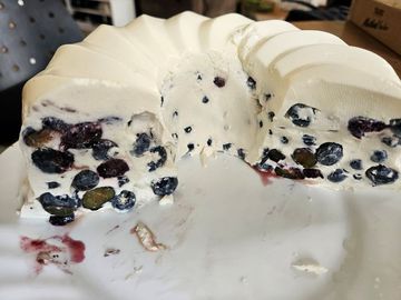 Maskarponės tortas su šilauogėmis ir grietinėle